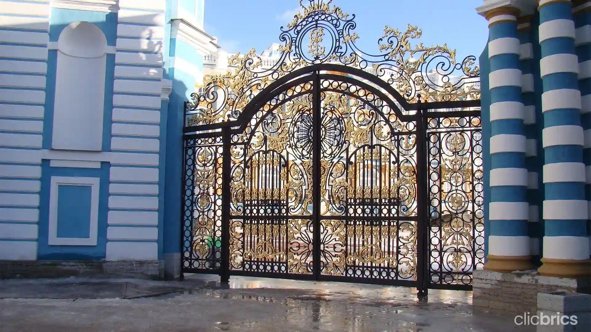 12 Gate Paint Colors for a Modern and Sleek Entrance